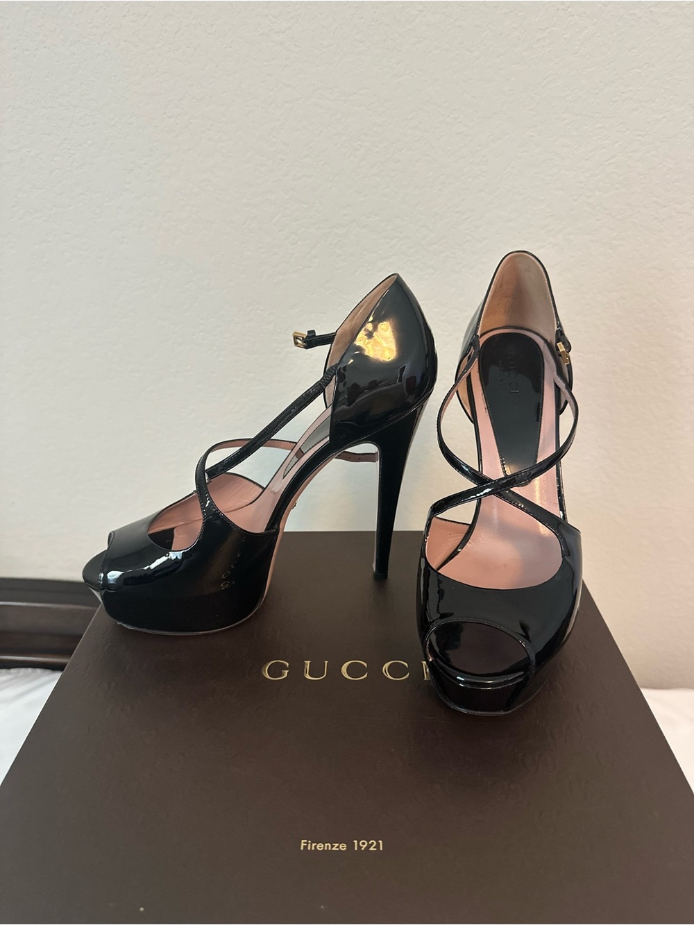 GUCCI Vernice Crystal/Nappa US 8/EUR 38 Patent Leather Stiletto Heels